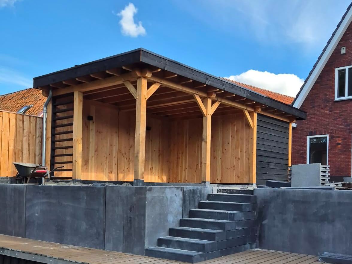 Overkapping met dichte achterwand op een verhoogd terras