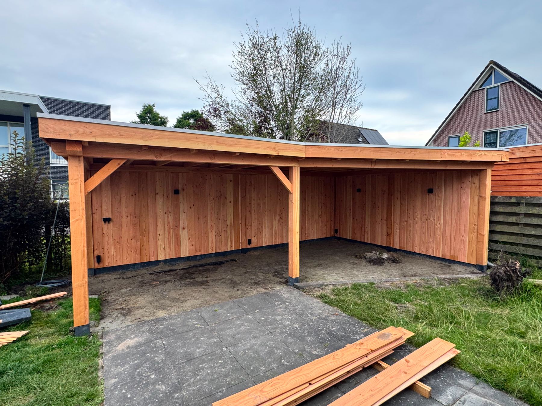 Brede overkapping in douglas met gesloten achterwand