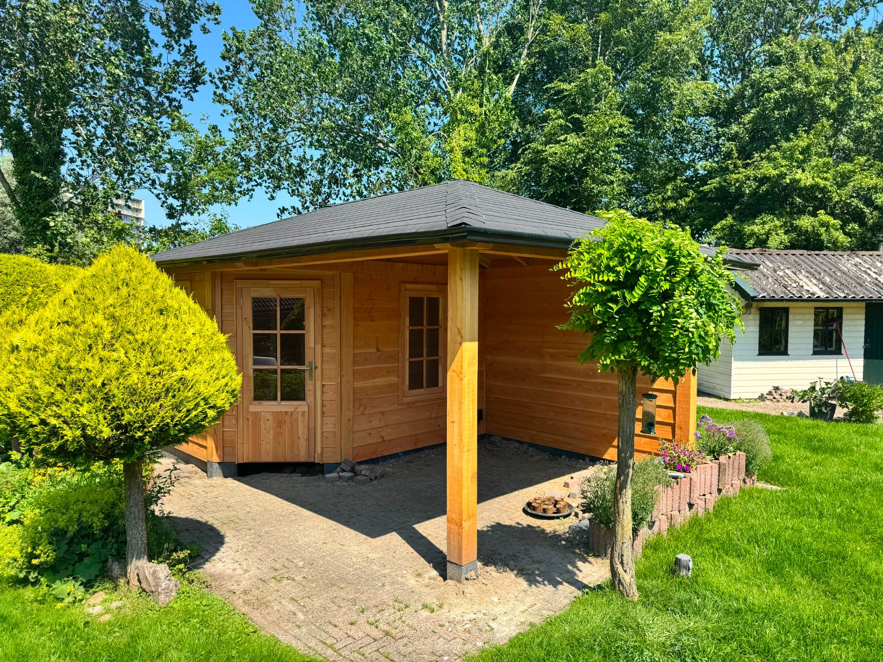 Buitenverblijf met tuinhuis en aangebouwde overkapping