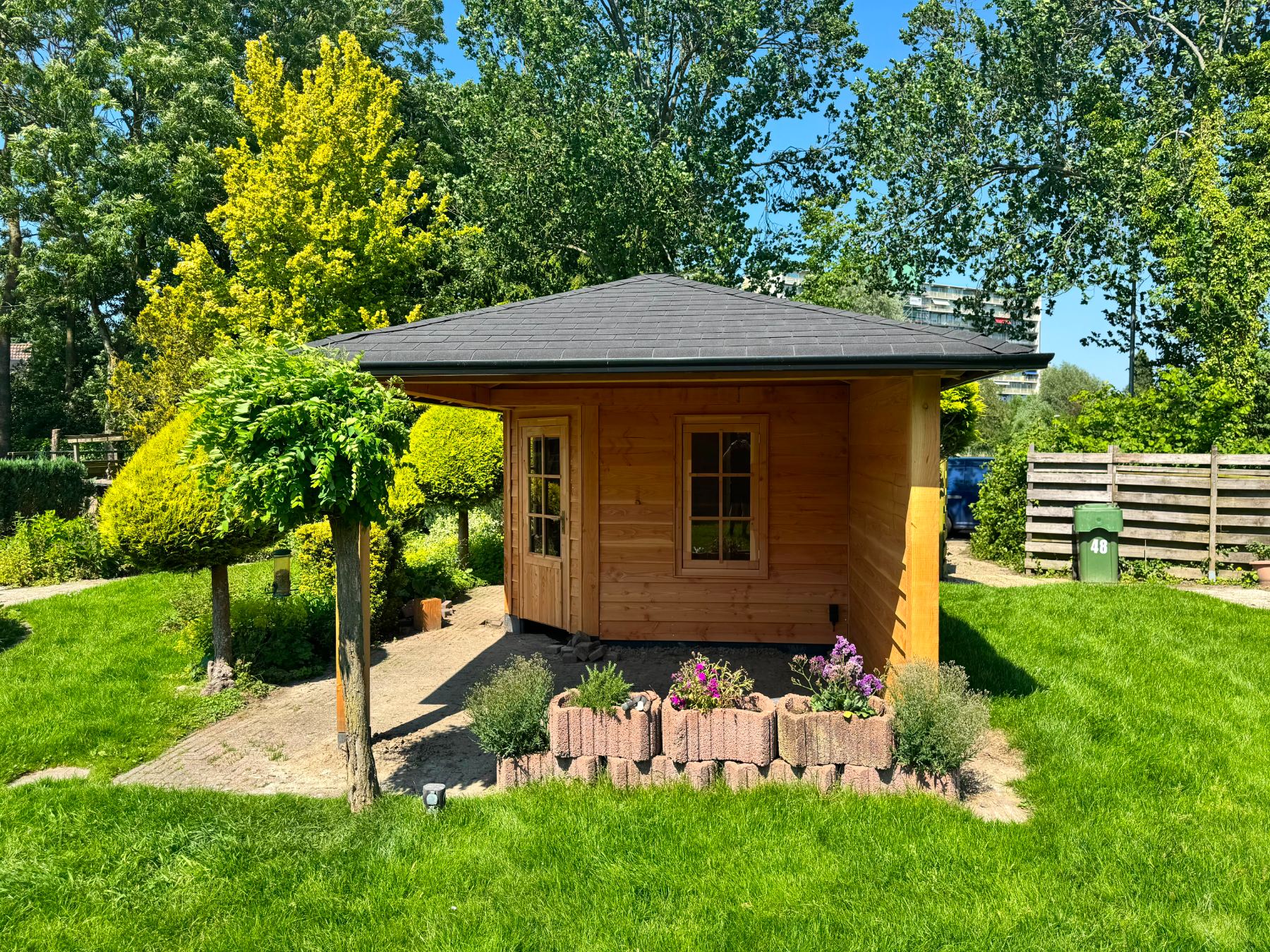 Tuinhuis met tentdak en douglas gevelbekleding
